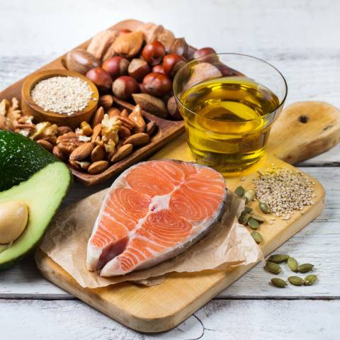 fettreiche Produkte wie Avocado, Öl, ...