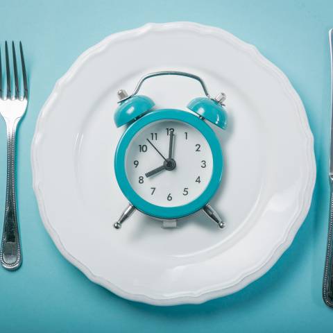 une montre sur l'assiette