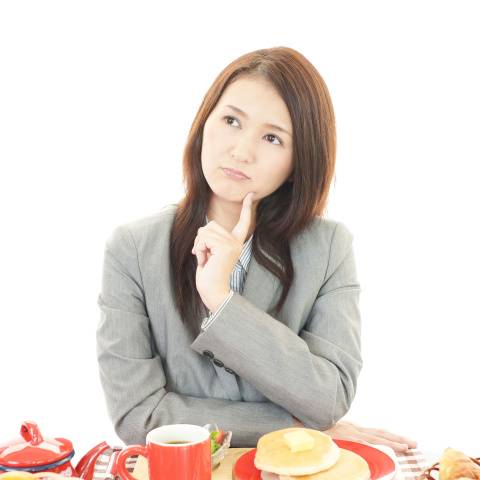 femme qui est penseuse