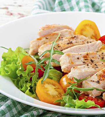 Pouletbrüstchen auf Salatbeet