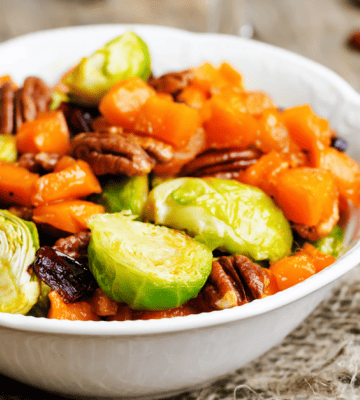 Rezept: Rosenkohl-Kürbis-Salat mit Kernen und Nüssen